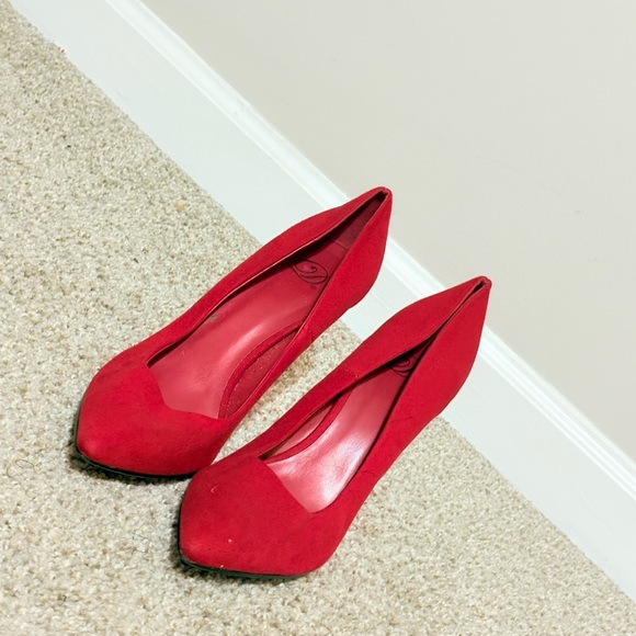 Red High Heels with Classic Pump Style and High Thin Heel - Picture 2 of 10